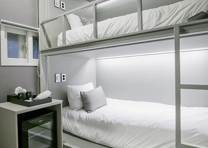 Philstay Myeongdong Station - ホテル 2*