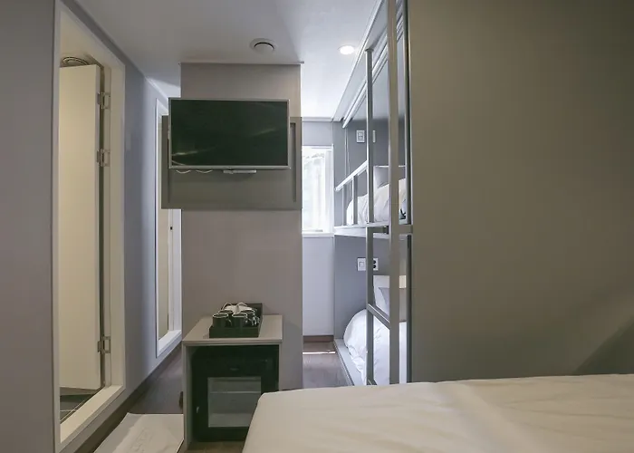 Philstay Myeongdong Station - ホテル 2*